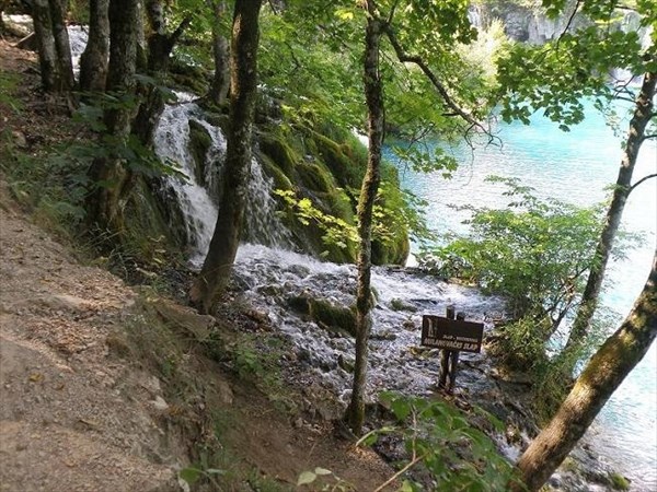 035-Озера-крохотный водопад